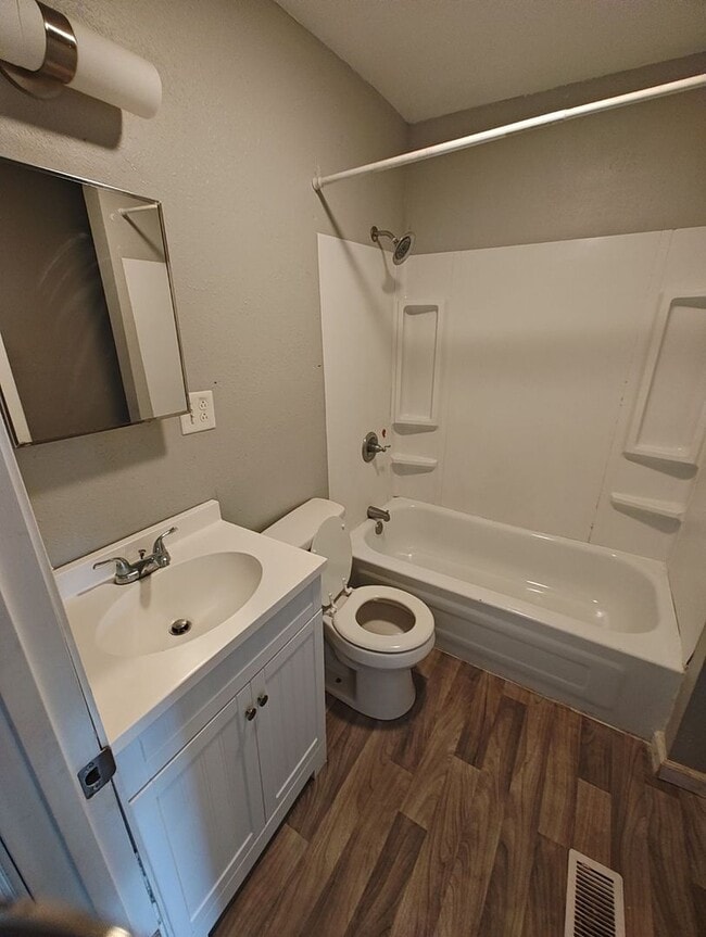 Building Photo - Cute 2BD/1BA