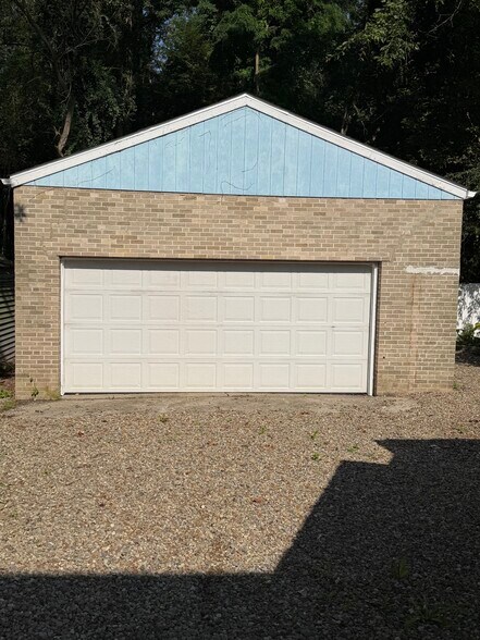 Two car garage, steps away from door to kitchen - 4238 State Park Dr