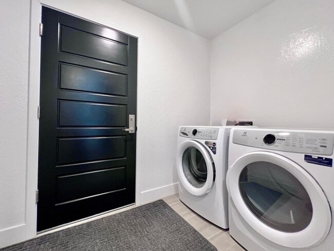 Building Photo - $2,395 Herndon & Peach, 2 Bedroom Townhous...