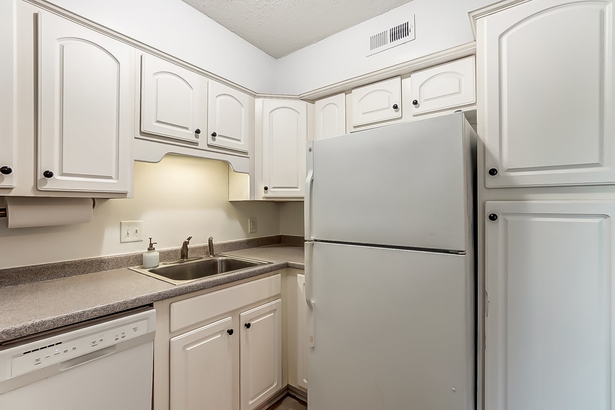 Building Photo - 2600 Park Rd