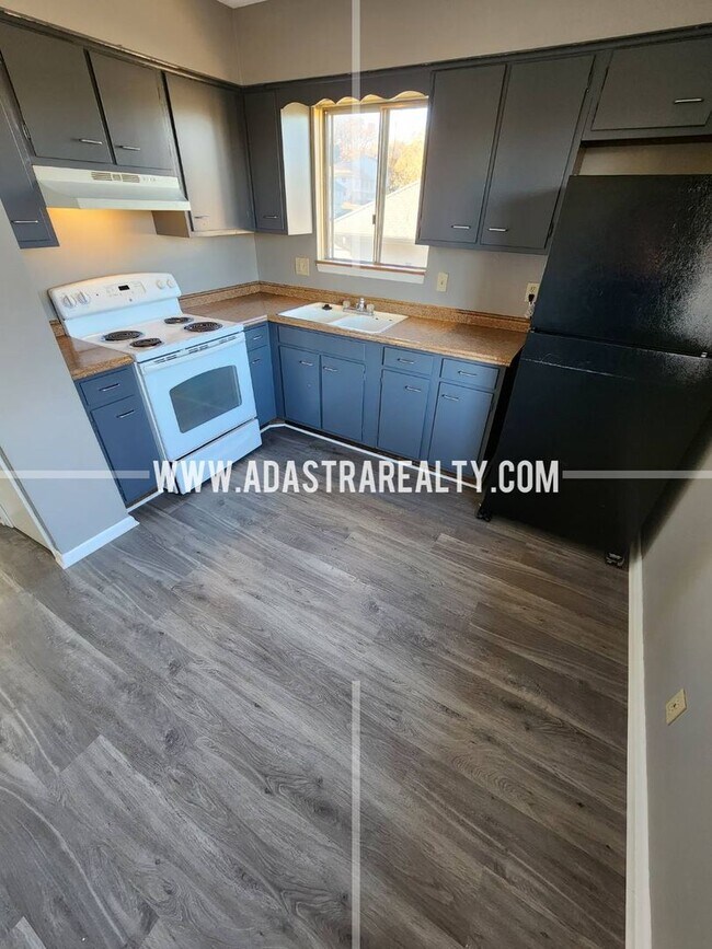 Building Photo - Awesome 2 Bedroom Duplex in Overland Park-Available in APRIL!!