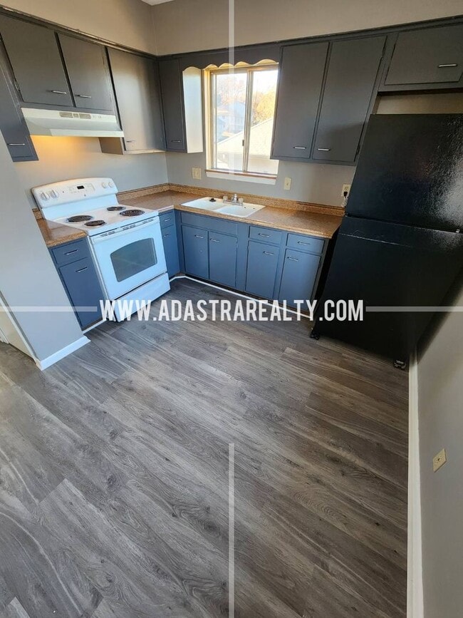 Building Photo - Awesome 2 Bedroom Duplex in Overland Park-Coming SOON!!