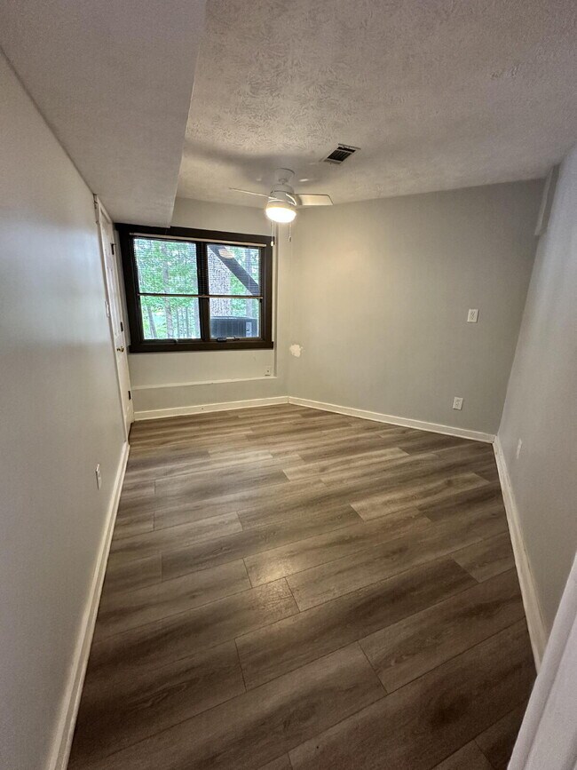 Building Photo - Beautiful Lake Front Property!