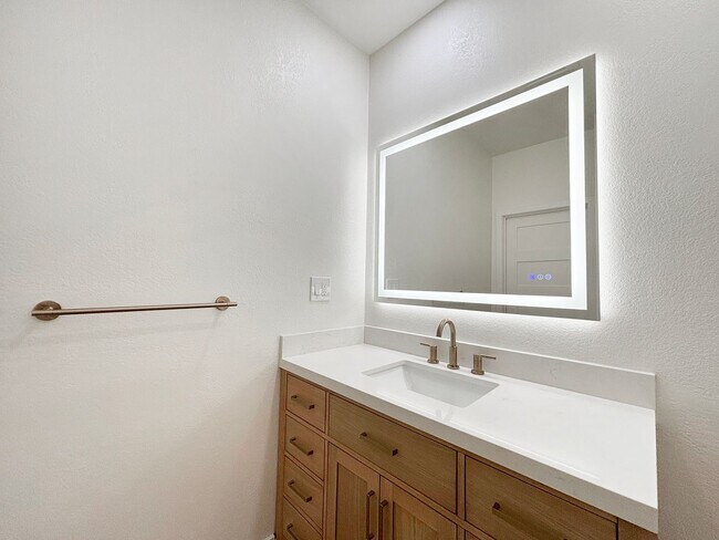 Building Photo - Beautifully Renovated 3BD/2.5BA House in L...