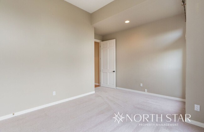 Building Photo - Spacious Elegance in Lake Oswego