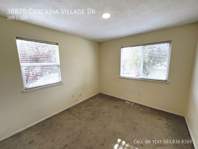 Building Photo - Light and Bright 3 Bedroom 2 Bathroom Home...