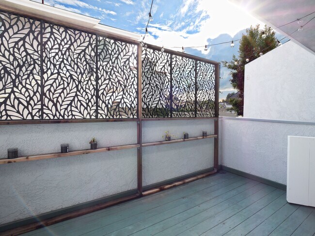 Building Photo - 239 N Juanita Ave