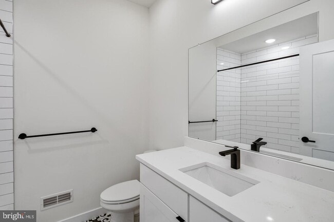 Building Photo - Olde Kensington Two Bedroom Condo