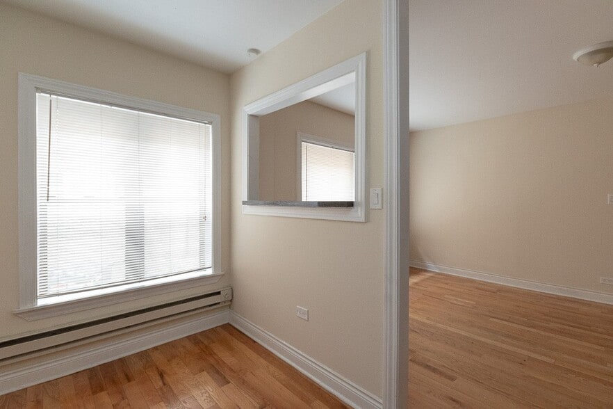 Building Photo - 617 W Cornelia Ave