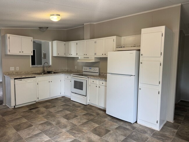 Building Photo - 5525 Mimosa St