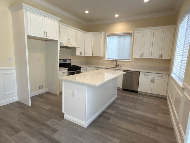 Building Photo - Beautiful 4-bedroom PUD townhouse in Temple City