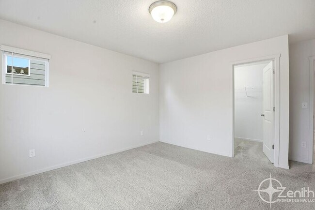 Building Photo - 11745 NE 22nd Way