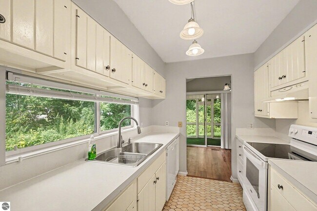 Building Photo - 981 Meadowbrook Dr