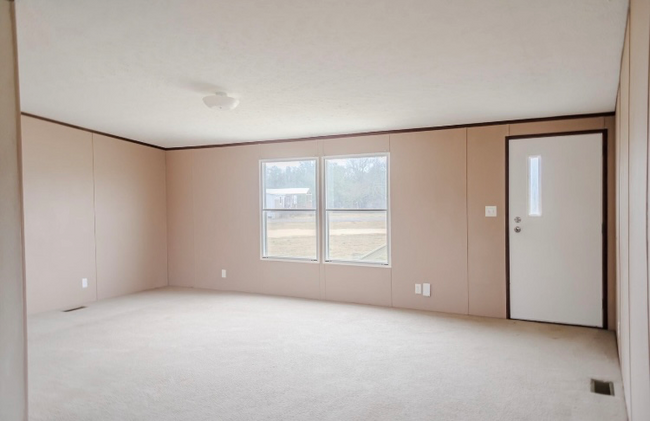 Building Photo - 565 Mustang Dr