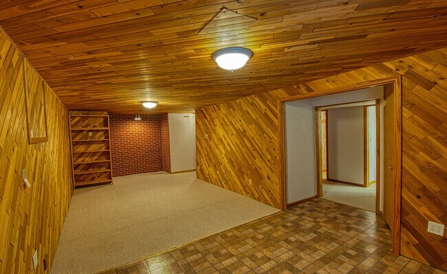 Building Photo - 3B/3B in The Shores with Finished Basement and 2 Car Garage!
