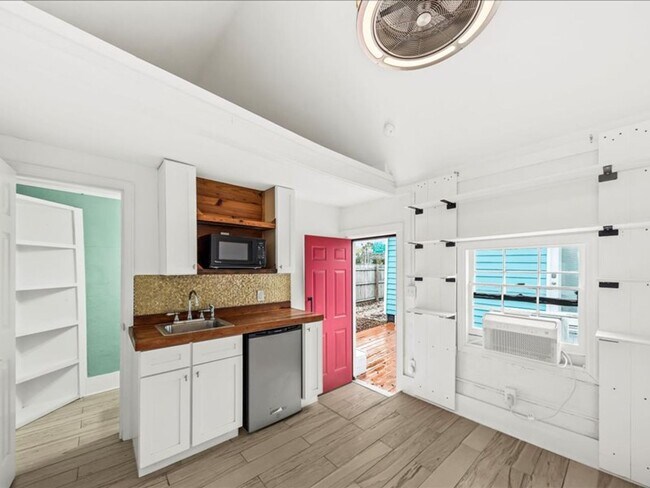 Building Photo - 2 Bedroom, 2 Bath Home with ADU Downtown Charleston!