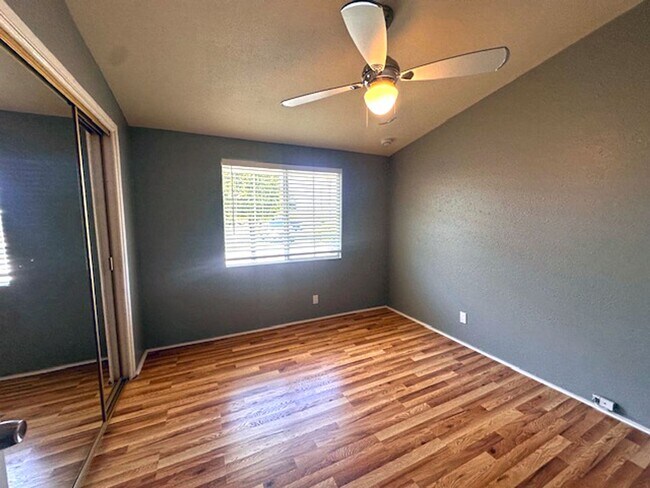 Building Photo - Spacious 4 Bedroom Home in Quiet Neighborhood