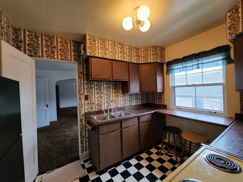 Kitchen - 209 N 21st Ave E