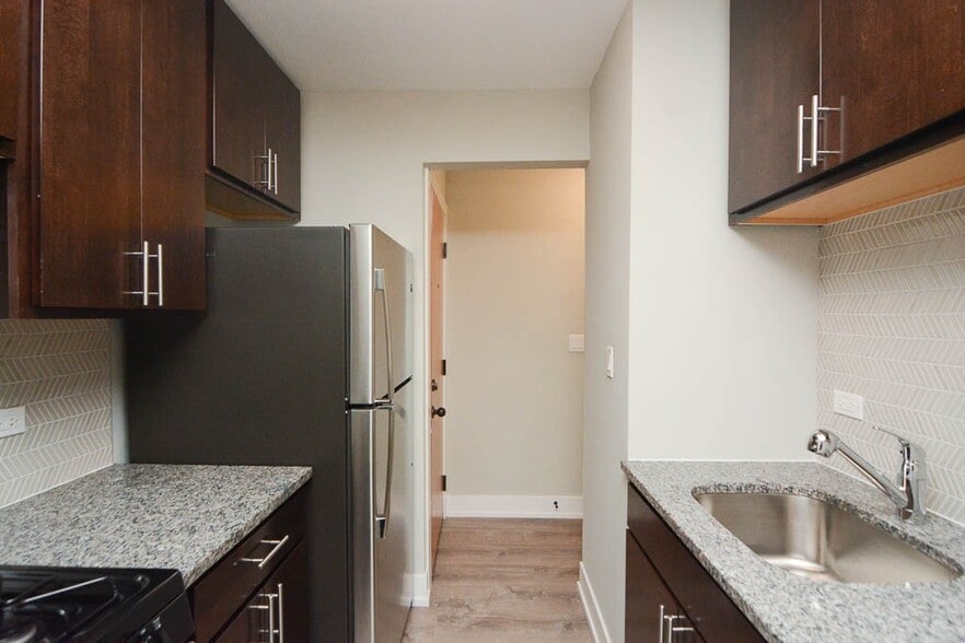 Building Photo - 447 W Surf St