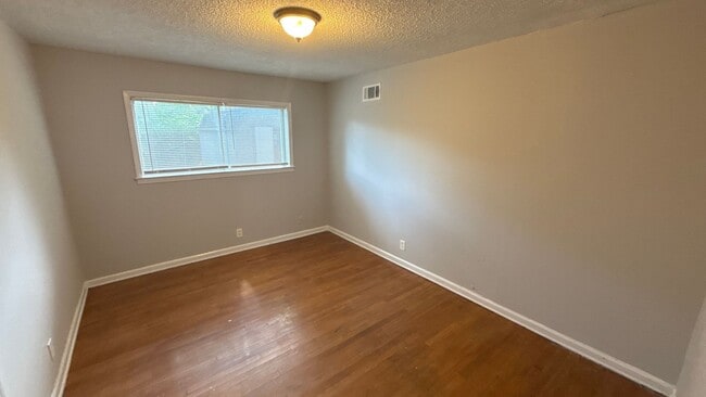 Building Photo - Spacious 3 Bed and 2 Bath for rent in Pkwy...
