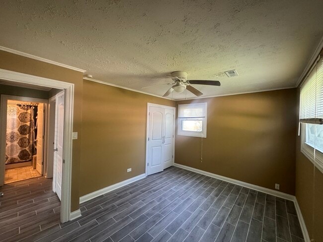 Building Photo - 253 Mantua St