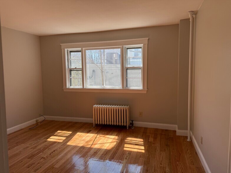 Building Photo - 65 Bacon St