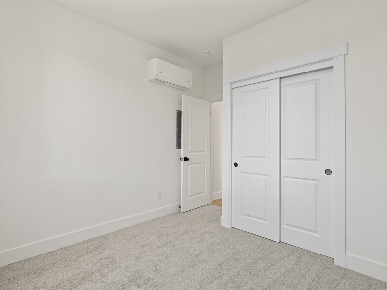 Building Photo - 7490 SE 51st Ave