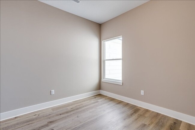 Building Photo - Skyway-Maxine Plan