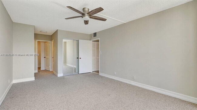 Building Photo - 2500 Parkview Dr