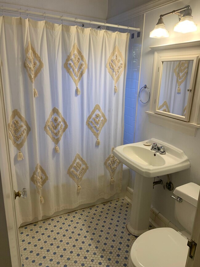 first floor bath - 2402 NE 15th Ave