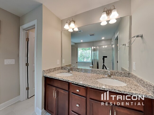 Building Photo - 217 Cliffview Dr