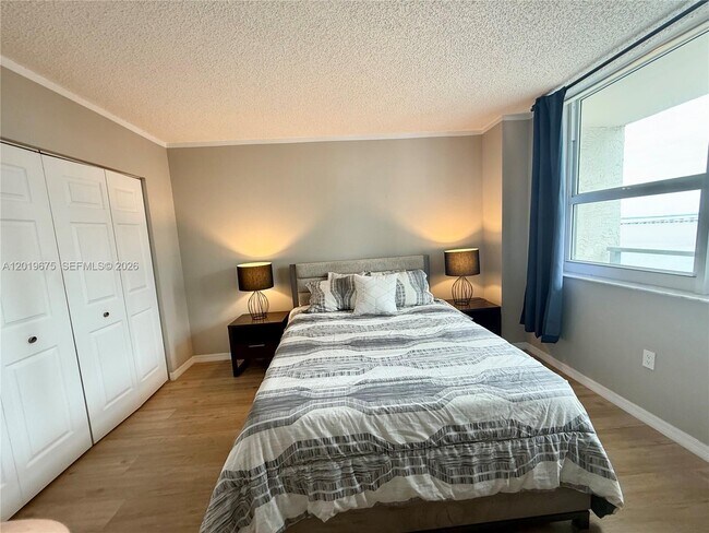 Building Photo - 1155 Brickell Bay Dr