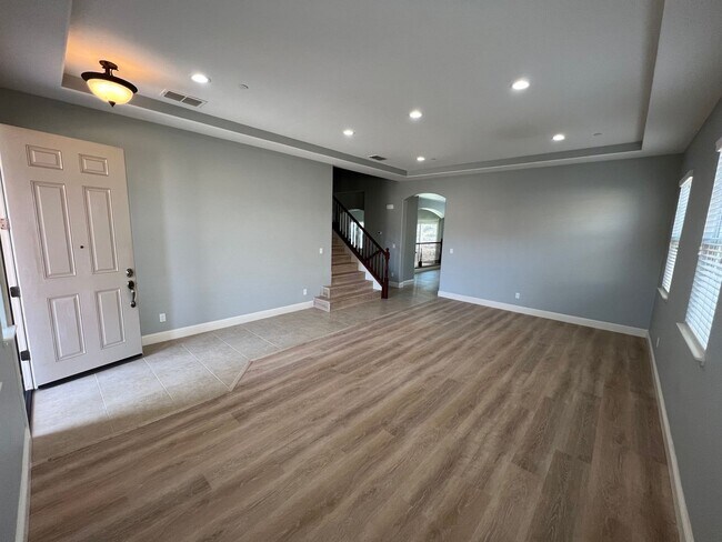 Building Photo - Desirable and Spacious 5-Bedroom Home in Empire Ranch!