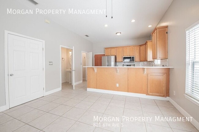 Building Photo - 821 6th Ave S