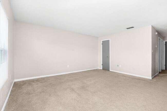 Building Photo - 2 Bed 1.5 Bath Condo