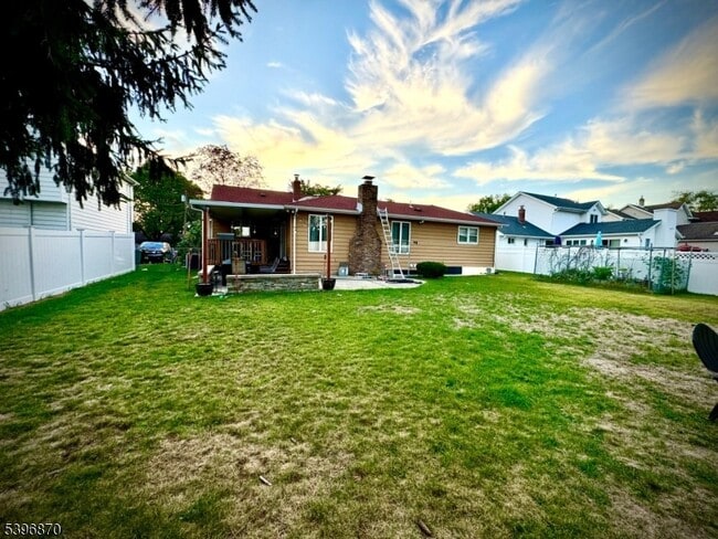 Building Photo - 617 Sycamore St