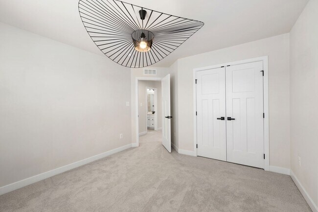 Building Photo - Family-Friendly Townhome for Rent in Baker...