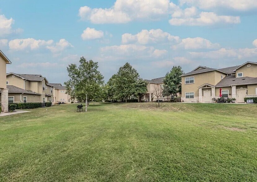 Building Photo - 1000 Diamond Dr