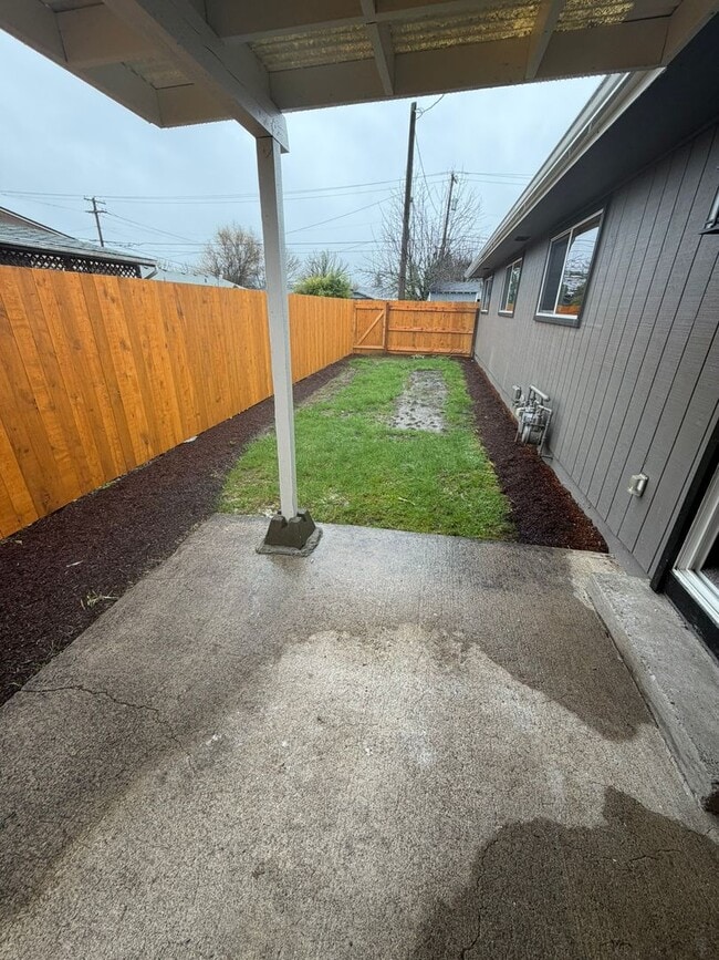 Building Photo - Newly Remodeled Large 2 Bedroom!