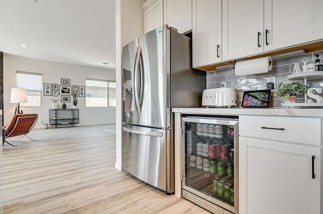 Building Photo - Stunning Fully Furnished 5-Bedroom Home in...