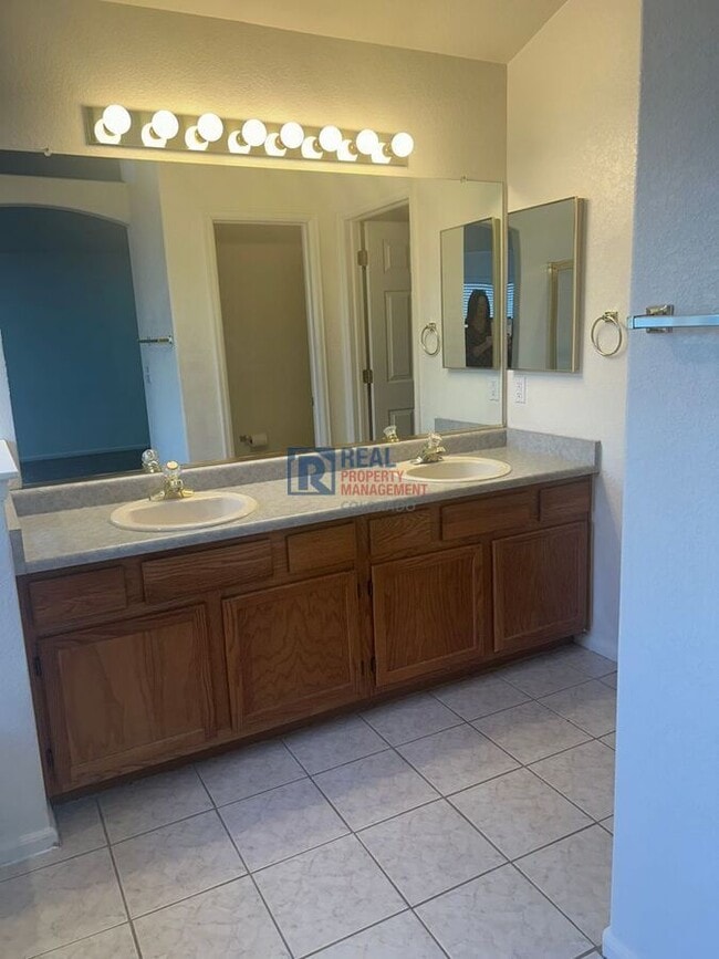 Building Photo - 9044 Edgewood St