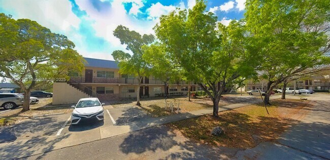 Building Photo - 304 NW 30th Ct