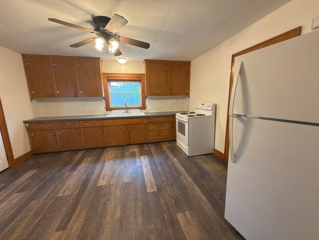 Building Photo - 573 Spruce St