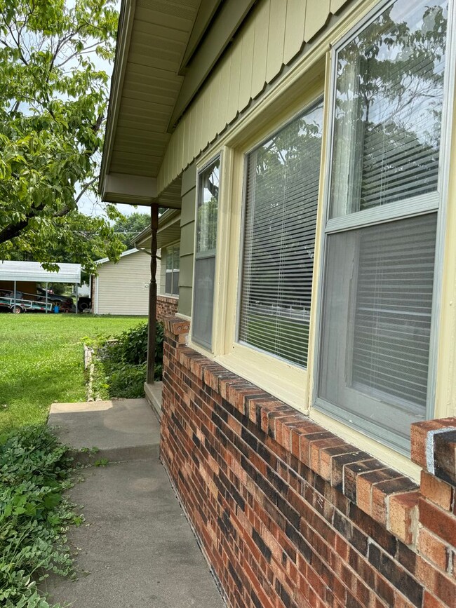 Building Photo - Renovated 3 bedroom, 2 bathroom house