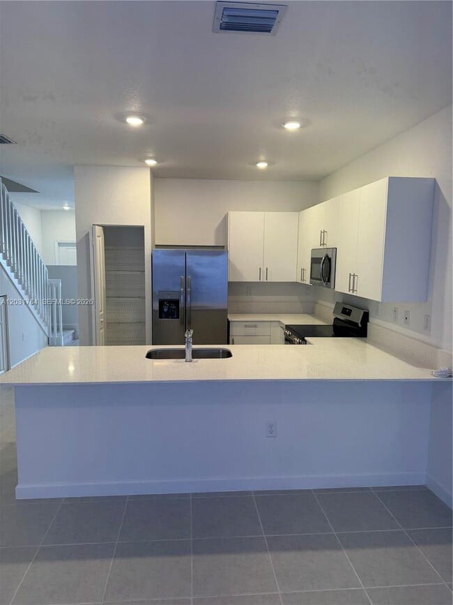 Building Photo - 2655 SE 28th Dr