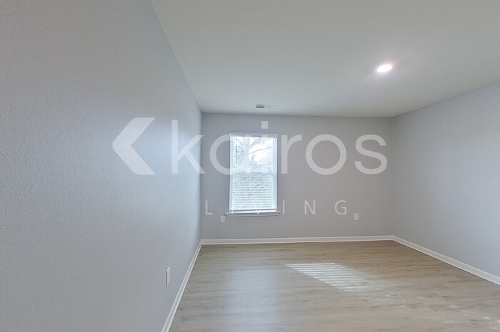 Building Photo - 1040 Pilgrim Ln