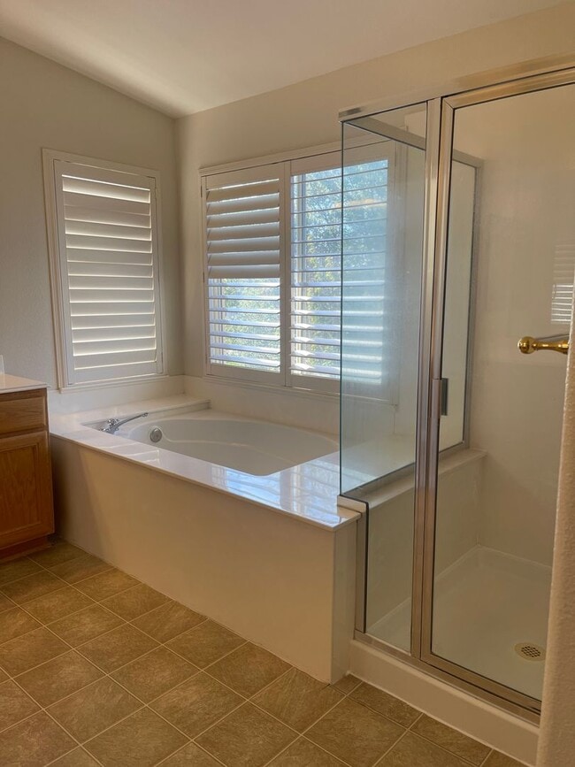 Building Photo - Rolling Hills Beauty! 4 Bedroom 3 Bath
