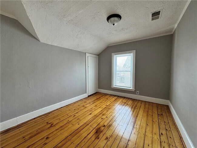Building Photo - 910 Atwells Ave