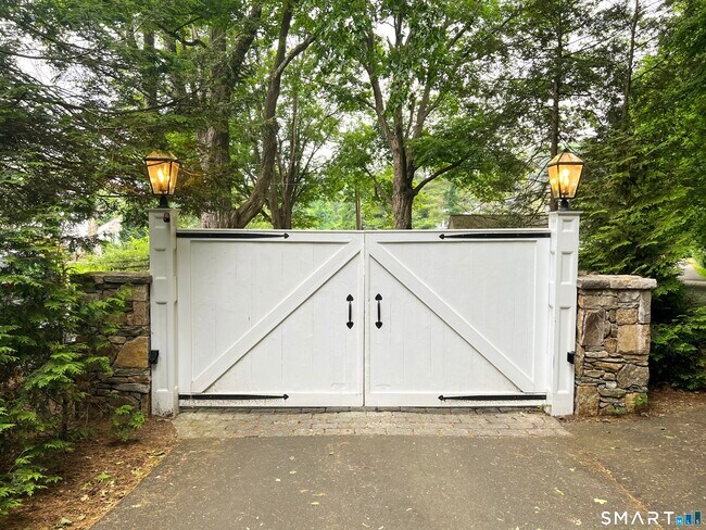 Building Photo - 165 Drum Hill Rd