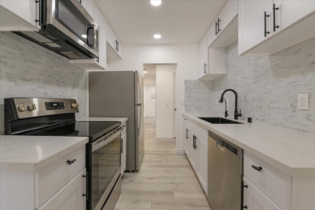 Building Photo - 9175 Campina Dr